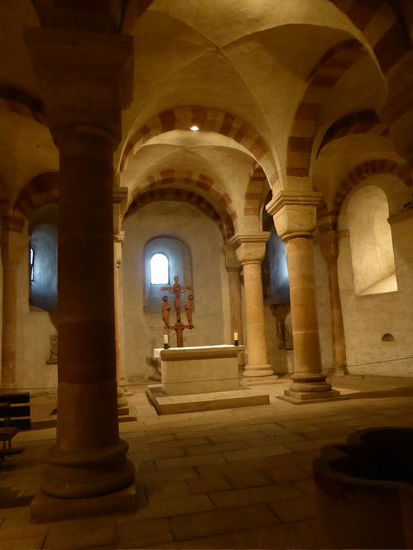 sieben Altäre befinden sich in den verschiedenen Feldern der Krypta - hier der Hauptaltar im Ostarm und jeweils drei in den Querarmen