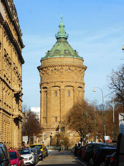 erbaut 1889 diente er bis 2000 der zentralen Trinkwasserversorgung  - er ist 60 Meter hoch, hat einen Durchmesser von 19 Metern und fasst 2000 Kubikmeter Wasser