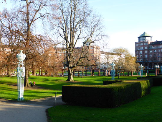 die beiden Arkadenhäuser wurden im 2. WK schwer zerstört und nach dem Krieg von Christian Schrade - einem Schüler des Architekten des Wasserturms - bis zur Dachtraufe in alter Form wiederhergestellt. Waren vorher auf den Eckbauten Schmucktürme zu sehen , so wurden sie nun durch zweigeschossige Pavillonbauten ersetzt.