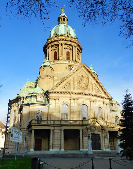 zentraler Kuppelbau (Bauprinzipien des Wiesbadener Programms), quadratischer Grundriss (griechisches Kreuz mit abgerundeten Ecken), hellgelber Sandstein, grüne Kupferdächer ++ Kuppel Spannweite 23 m, 65 m hoher Turm ++ stilistischen Einflüsse des Jugendstils ++ Figuren der zwölf Apostel um die Kuppel gruppiert, vergoldeten Statue des Erzengels Michael