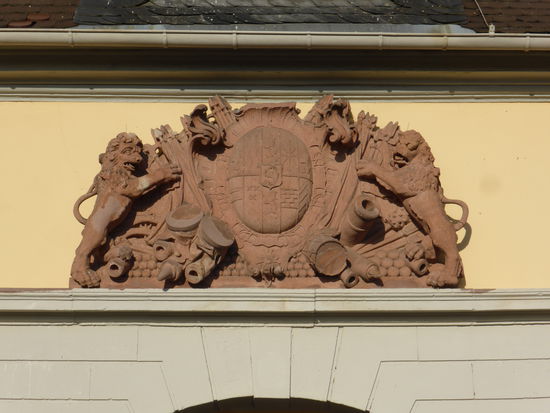 auf der Hofseite zeigt sich das Wappen bescheidener.
