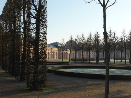 in den beidseitigen Zirkelbauten des Hauptgebäudes ist das schloß-Restauranmt und das Rokokotheater untergebracht
