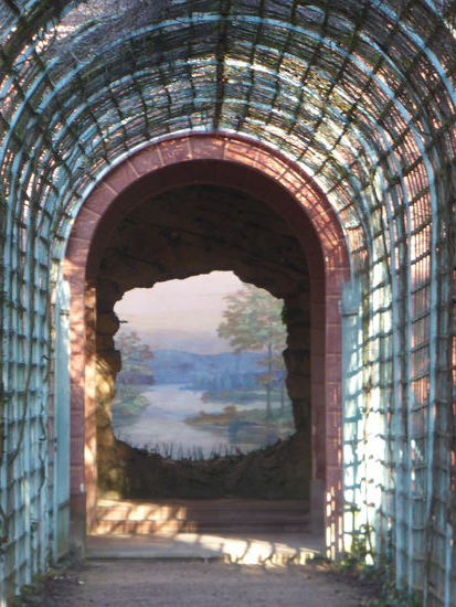 Malerei auf einer gewölbten Wand soll den freien Blick in die Landschaft suggerieren