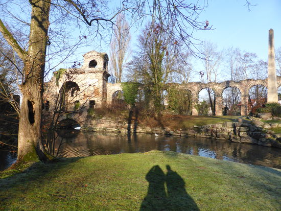 An das Wasserkastell schließen sich eine Reihe Arkaden an, welche die Ruine eines Aquädukts darstellen