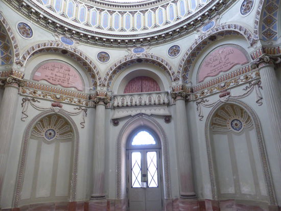 Die arabischen Weisheiten, die in den Zierfeldern des Innenraums und der Außenfassade angebracht sind, haben keinen rein islamischen Charakter, sondern sind aus dem arabischen Raum entliehene, humanistisch-monotheistische Lehren. Die Themenbereiche umfassen Weisheit und Torheit, Mitteilsamkeit und Verschwiegenheit, Fleiß und Müßiggang, ferner das Streben nach Gütern sowie Vergänglichkeit und Ermahnendes.