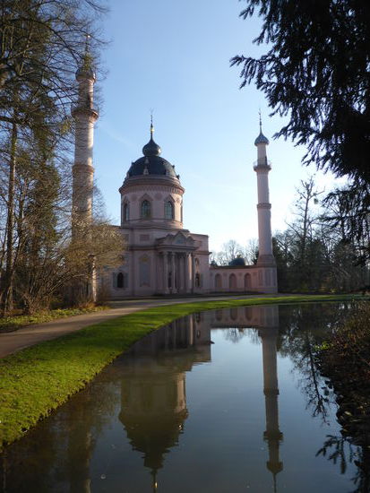 Die Moschee im Schwetzinger Schloßgarten und ihre beiden Minarette spiegeln sich im Wasser eines kleinen Weihers und lassen Erinnerungen an das Märchen aus 1001 Nacht wach werden.
