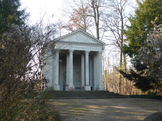 Minervatempel - Architekt wie bei fast allen Schloßgartengebäuden: Pigage