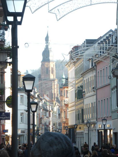 Hauptstrasse mit Blick auf die Heiliggeistkirche am Marktplatz