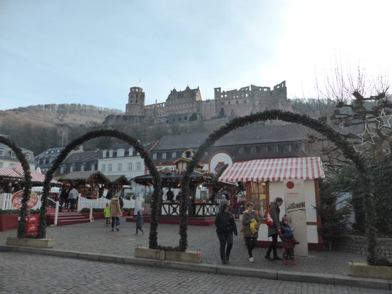 Karlsplatz - heute verdeckt der noch geöffnete Weihnachtsmarkt den Blick auf das Großherzogliche Palais