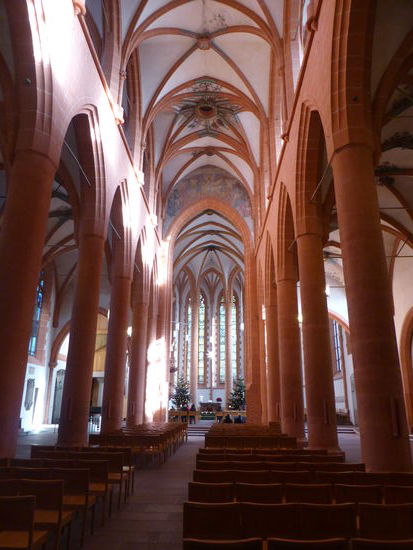 eine helle gotische Kirche - mir sind die meisten zu düster