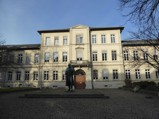 Robert Wilhelm Bunsen (1811-1899) - bekannt u.a. durch den sog. Bunsenbrenner