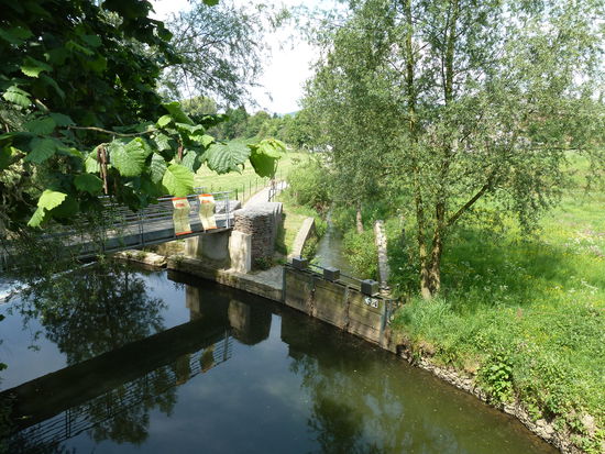 von der Göhl zweigt ein Mühlenkanal ab, der das Schaufelrad antreibt