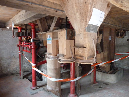 Von der Radachse wird die Energie auf ein großes Zahnrad übertragen, das das gesamte Mahlwerk antreibt: drei Paar Mühlsteine, ein Hebewerk und eine Staubabsaugvorrichtung mit externem Auslass an jedem Paar Mühlsteine.