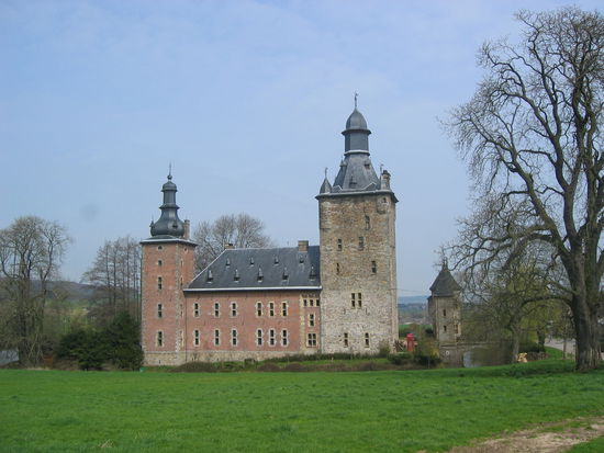 an den Bergfried oder Wohnturm wurden aus Ziegelsteinen auf Bruchsteinsockel ein mächtiger Palas und ein Westturm angebaut.