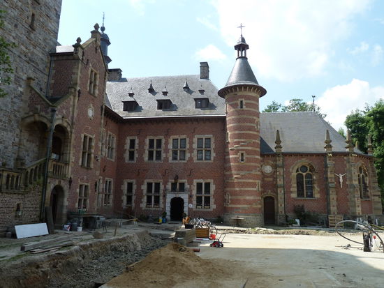 Foto aus dem Jahre 2011 - Innenhof mit Blick auf den Palas aus dem 17.-18. Jh. und die Kapelle von 1882