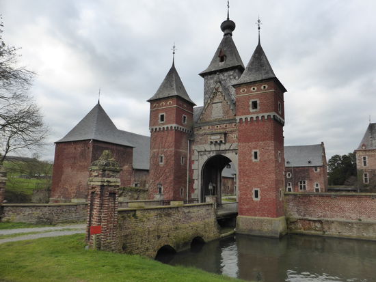 Südseite der Commanderie - hier liegt der Eingang seit 1900  - im Westen liegen die zugehörige landwirtschaftlichen Gebäude
