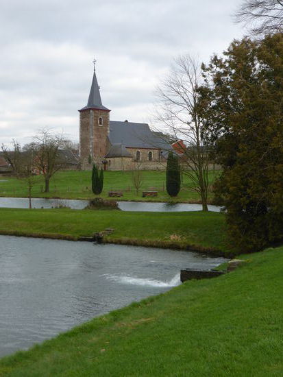 Die Dorfskirche wurde um 1660 im Auftrag des Commandeurs Willem Quaedt van Beeck, dessen Grab sich beim Eingangstor zum Friedhof befindet, gebaut.