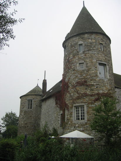 Der westliche Trakt der Anlage stammt wahrscheinlich aus dem 16. Jahrhundert und wird an seinem Nord- und Südende von Rundtürmen mit Kegeldach flankiert.