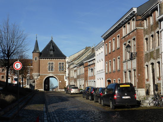 dreieckiger Marktplatz mit Rathaus