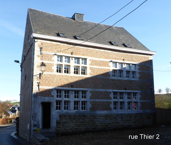 interessant: die Rundbögen über den Fenstern, die die senkrechten Kräfte auffangen sollen