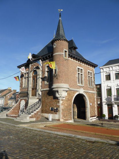 das interessanteste Gebäude ist das Rathaus, durch das noch heute der Verkehr läuft