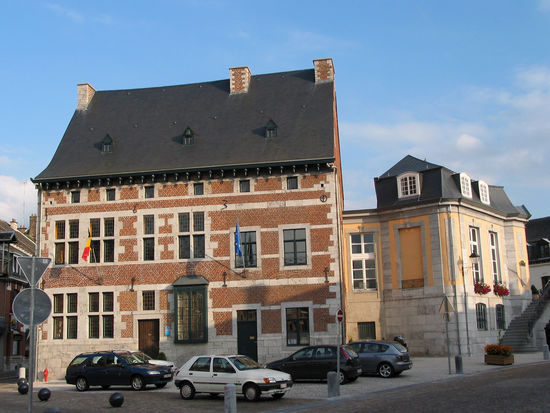 das Rathaus von Theux hat zwei Gesichter - maasländischer Stil zum Marktplatz