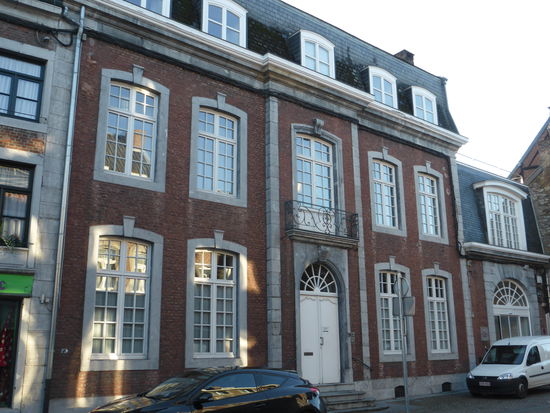 Bürgerhäuser wie sie auch in Eupen zu finden sind. Typisch für Architekten wie Couven und Mefferdatis sind die Blausteineinrahmungen von Fenstern und Türe