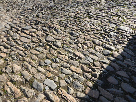 das Laufen ist recht beschwerlich auf dem buckeligen Pflaster