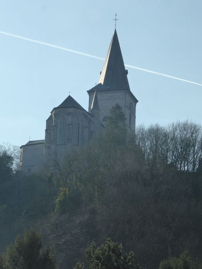 vom Tal der Weser gesehen fällt als erstes das mächtige Bauwerk der Eglise St. George auf.