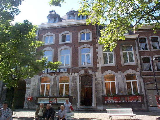 Das Haus zeigt die für die Region typischen Blausteineinrahmungen von Fenstern und Türen (Aachen-Lütticher Schule), es wurde um 1750 für einen Tuchfabrikanten namens Ackens erbaut.