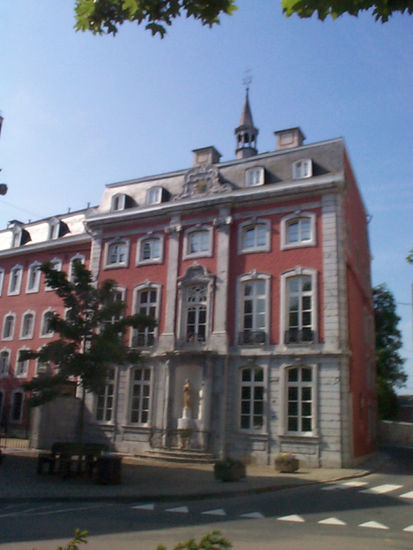 der Rokoko-Giebel enthält noch das Wappen des Erbauers