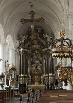 der bedeutende Hochaltar wurde von Joseph Couven (Sohn des J.J.Couven) aus Aachen entworfen und von 1740-44 von Lütticher Künstlern geschnitzt