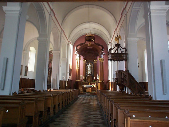 Der Hochaltar ist aus dem Jahre 1783 - der linke Seitenaltar wurde 1773 von 
den Eupener Webern gestiftet, der rechte von den Tuchscherern.