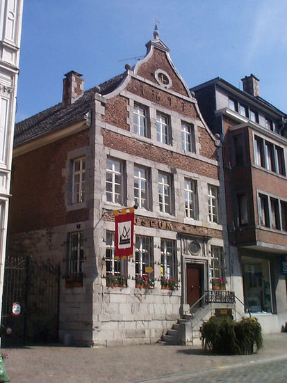 zu besichtigen gibt es hier: die Wohnung einer Eupener Familie aus dem 18. Jahrhundert, eine Sammlung alter Uhren sowie Töpferarbeiten aus Raeren, die Rekonstruktion eines Eupener Goldschmiedeateliers, eine Ausstellung alter Kleidungsstücke, die in Eupen gefertigt wurden