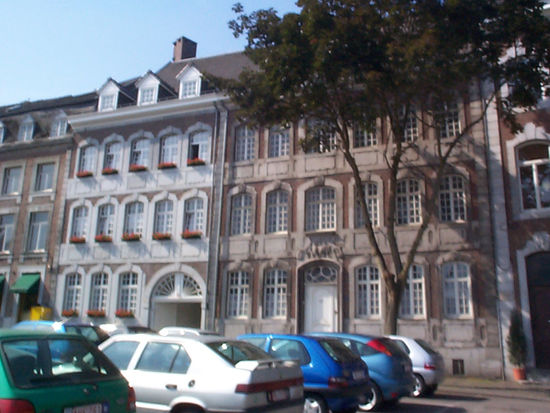 Werthplatz 5-7 - erbaut 1747, trägt das Wappen der Familie Römer Thymus