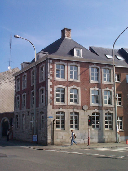 Werthplatz 2  - Haus Tonnar - erbaut zu Beginn des 17. Jh., im 19. Jh. Gaststätte und Mittelpunkt des Eupener Kulturlebens. Wirkungsstätte des Heimatdichters August Tonnar (1827-1909), Autor von Liedern und Theaterstücken sowie Mitherausgeber eines Wörterbuchs der Eupener Mundart.