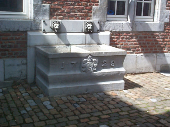 Blausteinbecken mit Rehrmann-Wappen