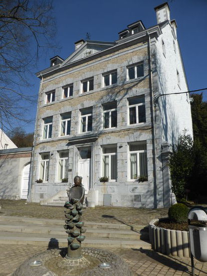 ehemaliges Kaufmannshaus - erbaut 1729 von den Eheleuten Leonard Thymus und Anna Gade -  vermutlich ist auch hier Mefferdatis der verantwortliche Architekt gewesen - und auch hier ist das Wappen der Erbauer im Giebel zu finden