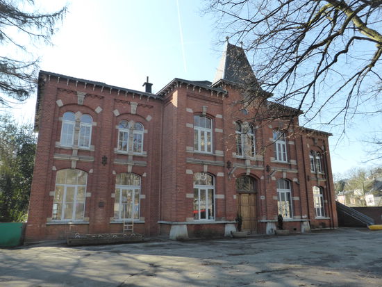 am Backsteinbau sind nur noch Randsteine der Fensterumrahmungen aus dem Stil der vorherigen Zeit geblieben