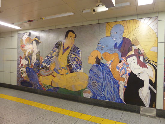 pieksaubere Metrostationen mit beeindruckenden Gemälden