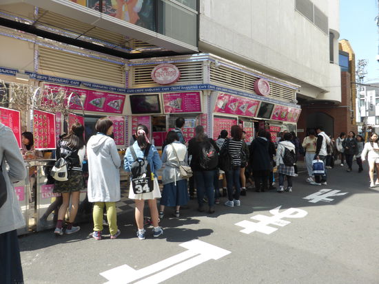 typische Warteschlangen vor fast-food-Ständen