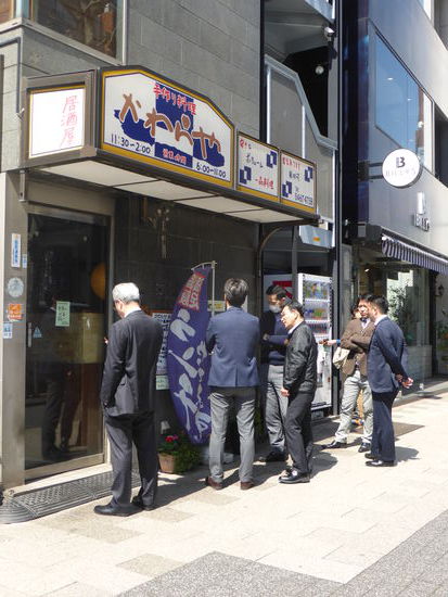 typische Warteschlangen während der Büropause vor einem kleinen Restaurant