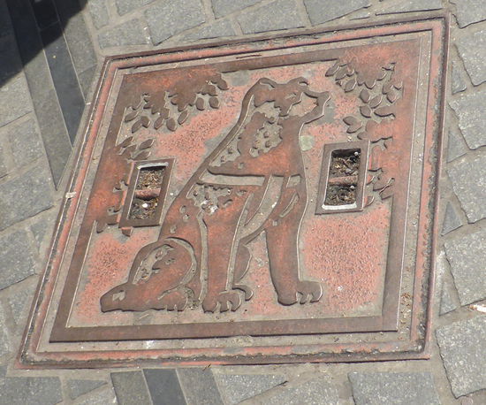 selbst den Kanaldeckel hat man dem Hund gewidmet