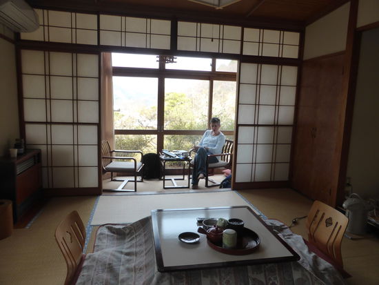 unser Zimmer ist richtig gemütlich - für kältere Tage ist die Decke über dem Tisch geheizt, so dass man die Füße unter dem Tisch wärmen kann.