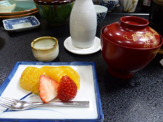 zum Schluß gibt es noch Erdbeeren und Orange – natürlich nicht profan, sondern auch diesmal kunstvoll dekoriert.