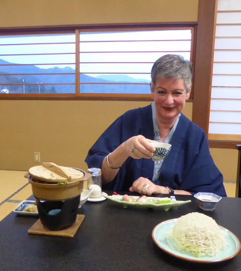 meine Frau Ulrike erfreut sich des Abendessens - sie trägt über dem Yukata einen Haori