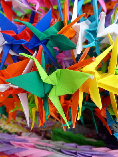 Japanische Schüler bringen ihre Origami-Kraniche alljährlich zu Tausenden zum Sadako-Denkmal in Hiroshima