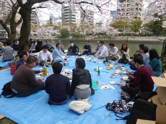 jung und alt feiern das Frühlingsfest