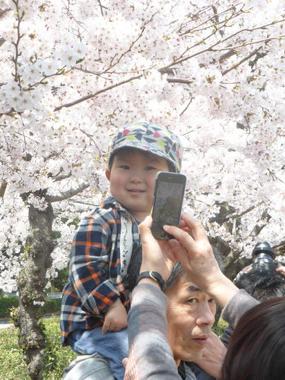 und die Jugend wird natürlich mit dem Smartphone fotografiert