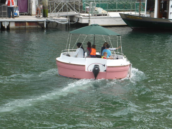 wieder andere genießen den Anblick vom Fluß aus.